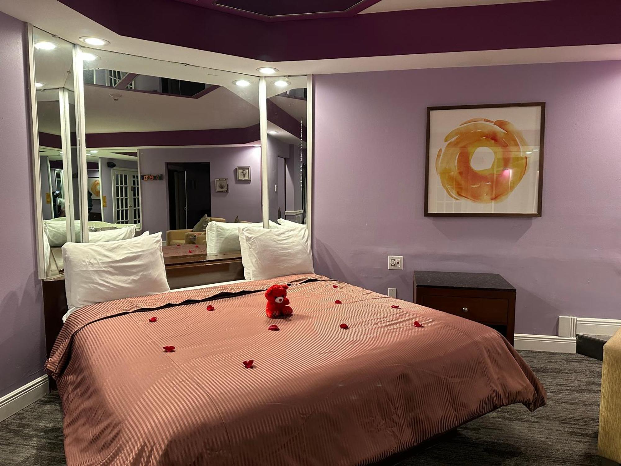 Of The Dove: Romantic Luxury With Jacuzzi & Fireplace Hotel Harrisburg