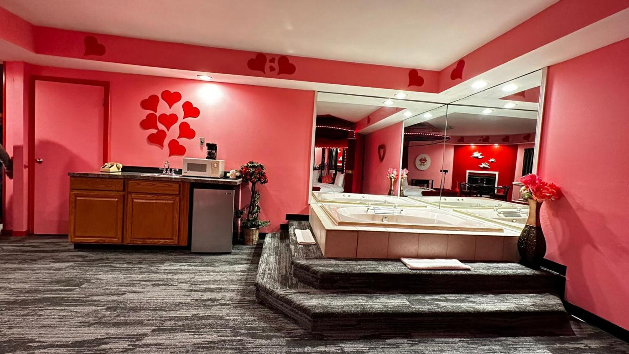 Hotel Of The Dove: Romantic Luxury With Jacuzzi & Fireplace Harrisburg